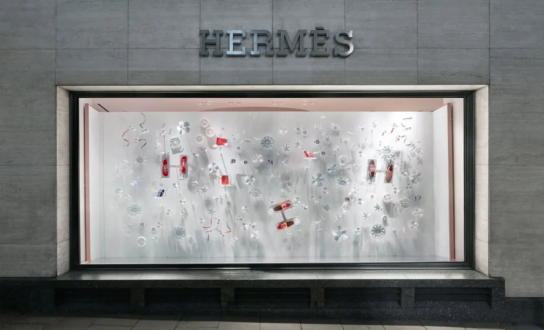 หน้าต่างโชว์ชุด PLAY ที่ Isabel + Helen ทำให้ Hermès