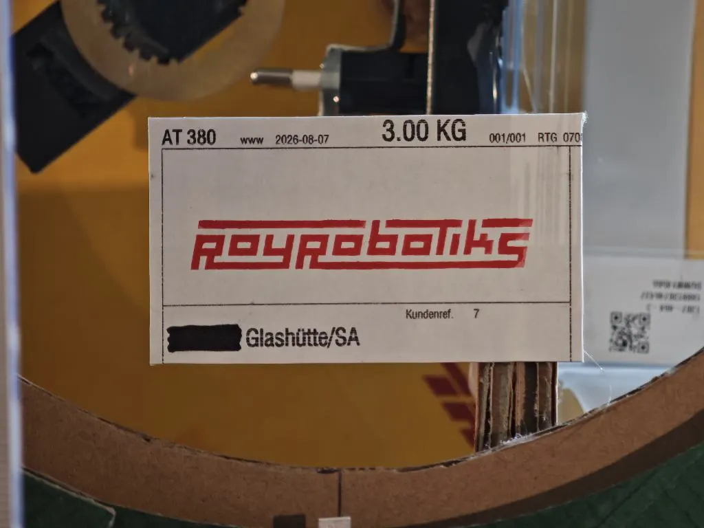 รายละเอียดหน้าปัดของนาฬิกาที่ Roy ประกอบจากวัสดุเหลือใช้