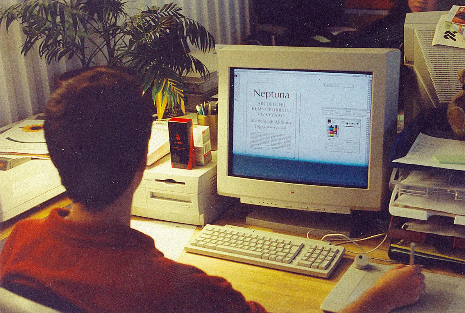 ภาพเก่าของ Göran Söderström นั่งอยู่หน้าเครื่อง Power Macintosh 7100 ตอนวาดฟอนต์เวอร์ชันแรกชื่อ Neptuna