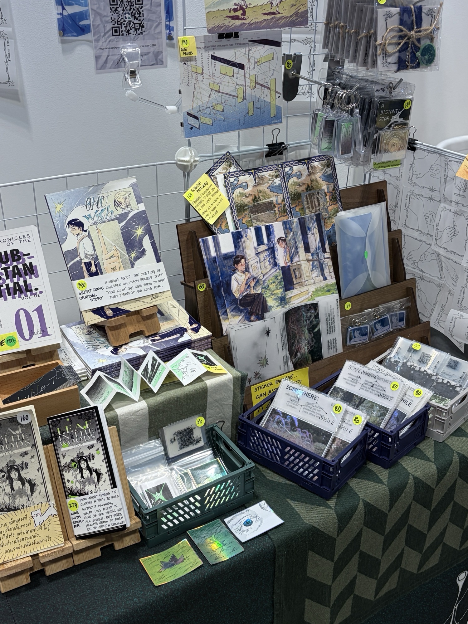 บูทของ double-T มีการ์ตูน One Wish ซีน Leaf in the Woods และสติกเกอร์