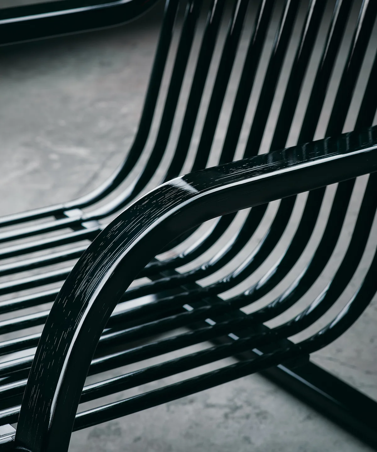 รายละเอียดพนักพิงและที่วางแขนของ Bamboo Chair สีดำเงา