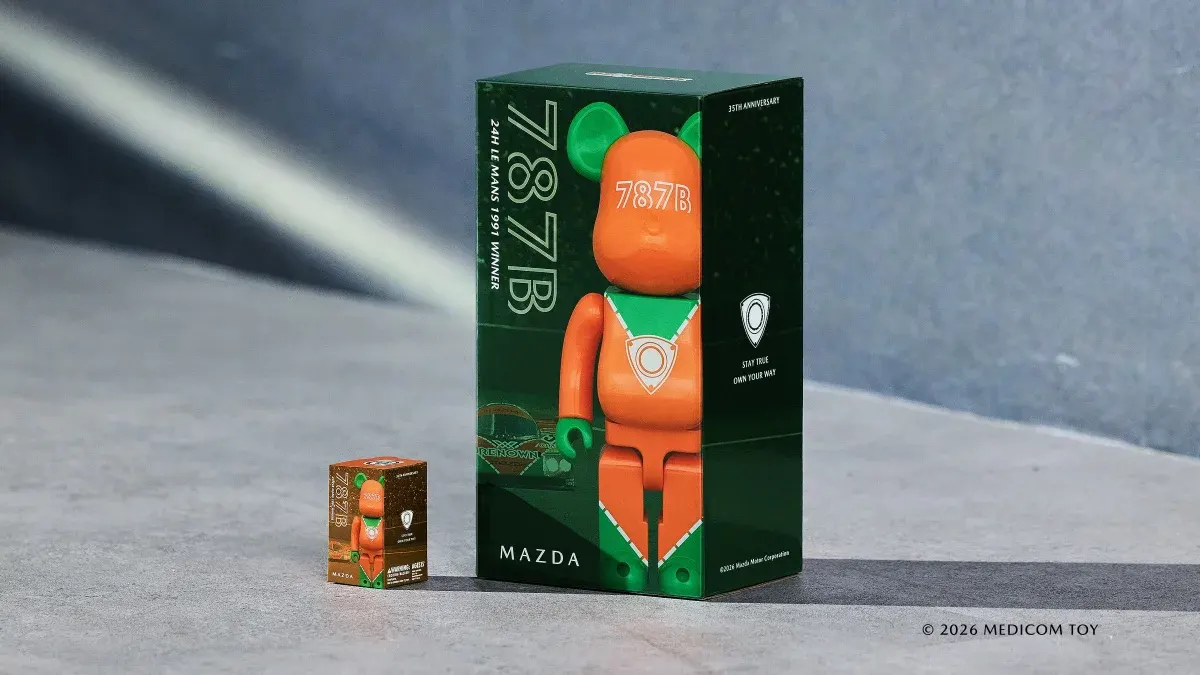 บรรจุภัณฑ์ของ BE@RBRICK มาสด้า 787B ที่ใช้กราฟิกต่อเนื่องกับตัวฟิกเกอร์