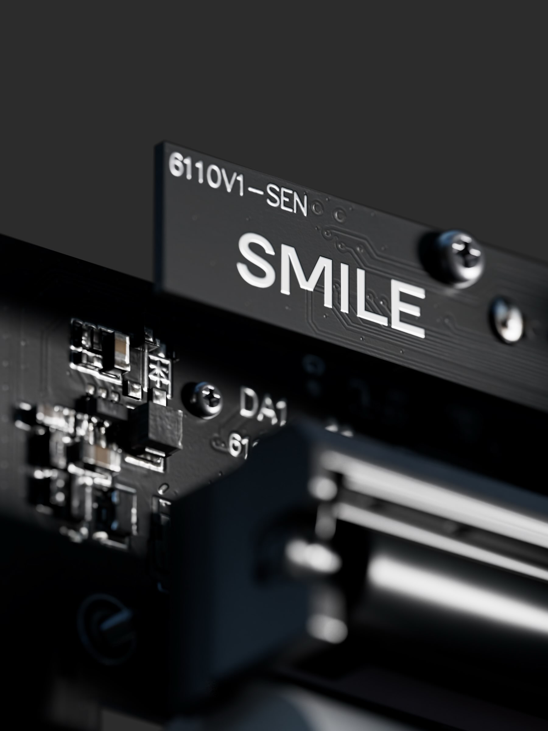 ภาพใกล้แผงวงจรสีดำในกล้อง DA1 มีคำว่า SMILE พิมพ์สีขาว