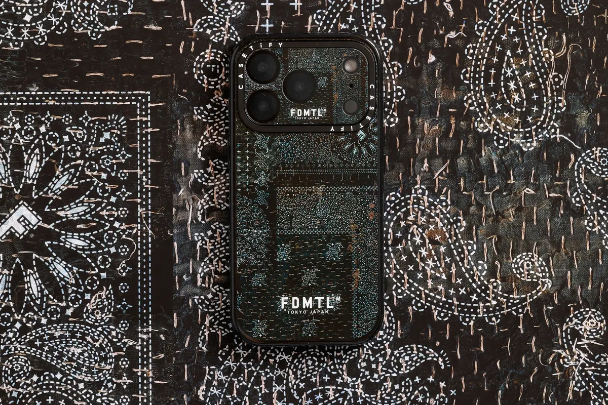 เคสลายผ้าเช็ดหน้าเพสลีย์สีเข้มที่ปักด้วยด้ายขาว