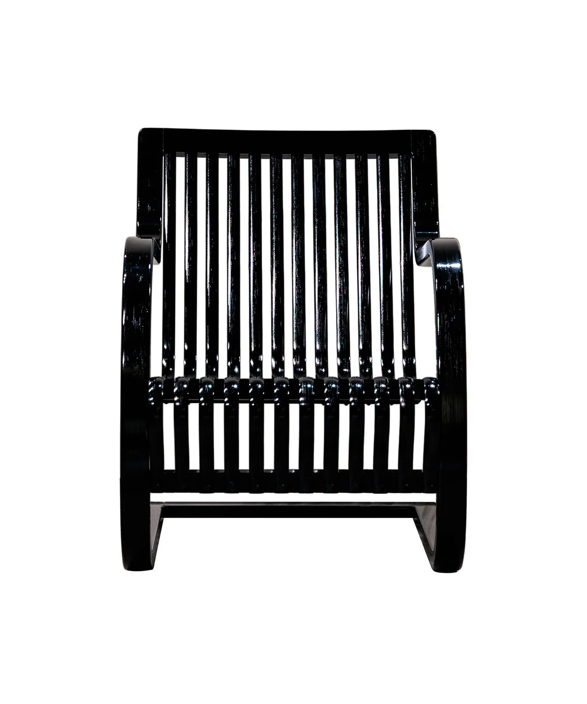 Bamboo Chair มองจากด้านหน้า เห็นซี่ไม้ไผ่เรียงถี่บนพนักและที่นั่ง