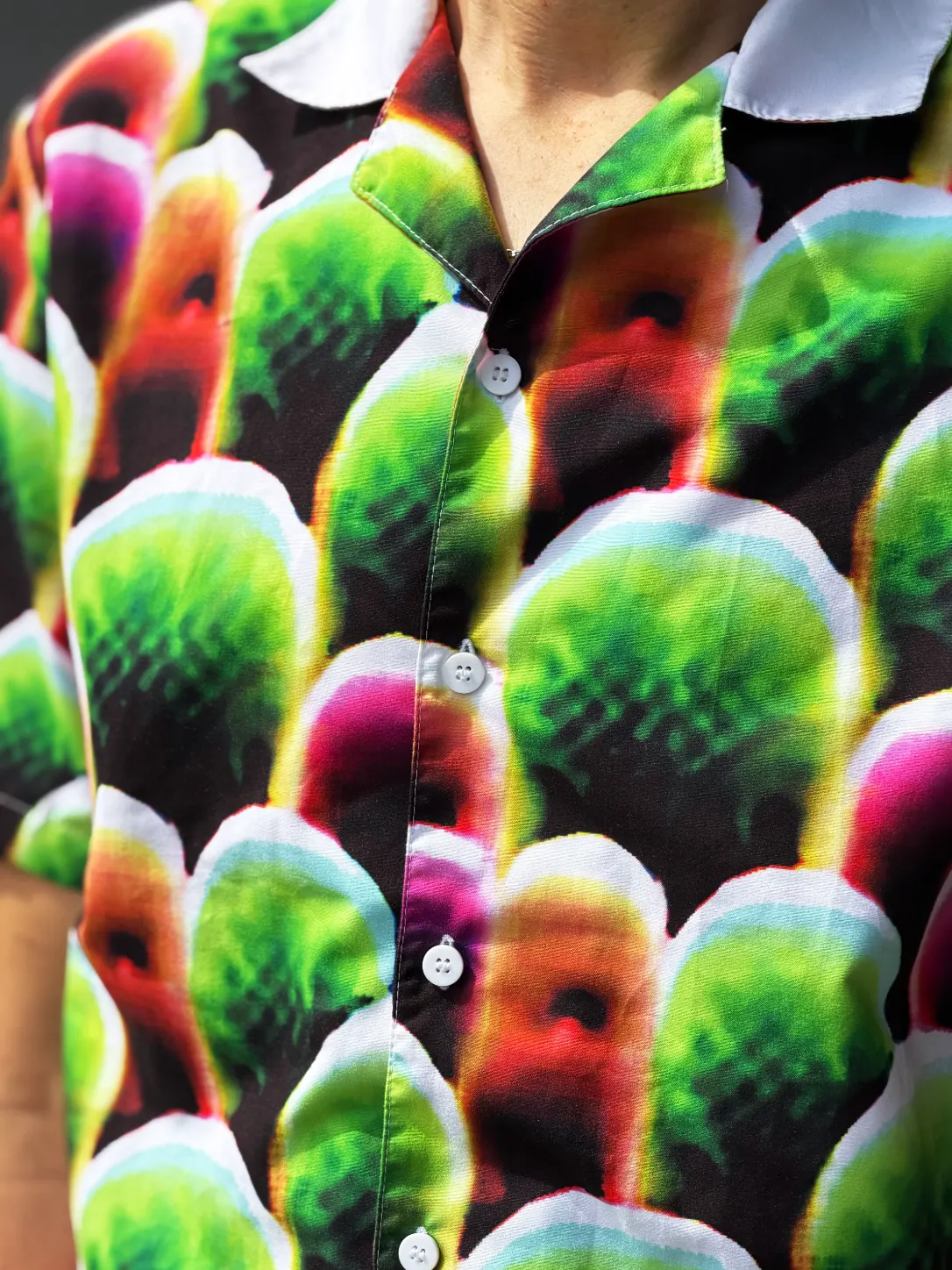 รายละเอียดเนื้อผ้าของเสื้อ Digital Camouflage เห็นลายก้อนสีและกระดุมขาว