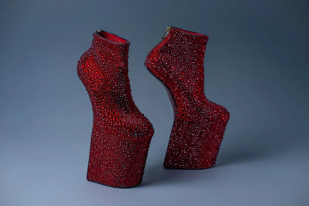 รองเท้าไม่มีส้นสีแดงประดับคริสตัลทั้งคู่ ผลงาน Heel-less Shoes Night Makers ของ Noritaka Tatehana