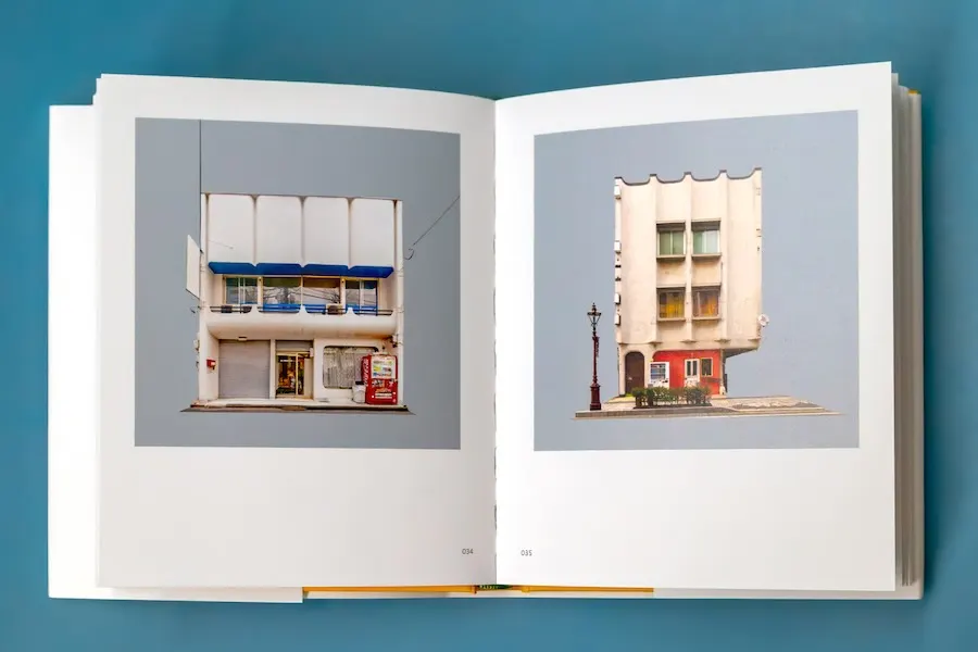 หน้าคู่ในหนังสือที่วางภาพตึกไว้หน้าละหลังบนพื้นสีเทา