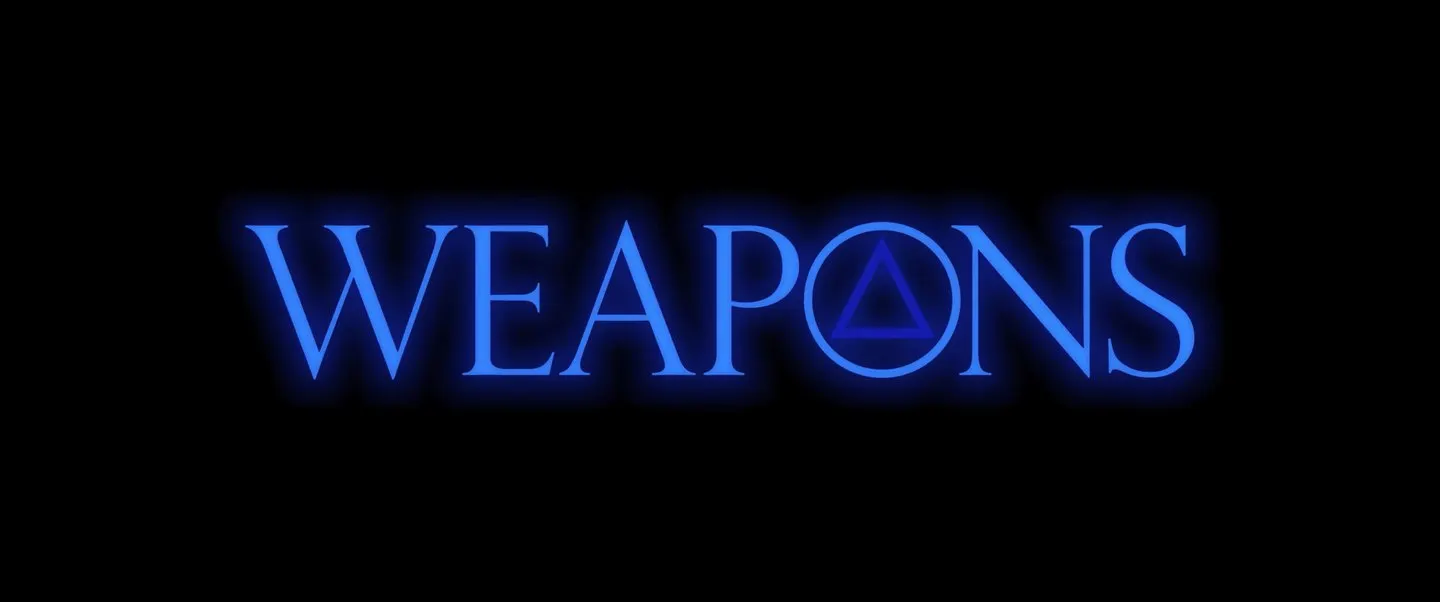 โลโก้ไตเติ้ลหนัง Weapons ที่มีสามเหลี่ยมอยู่ในตัวอักษร O