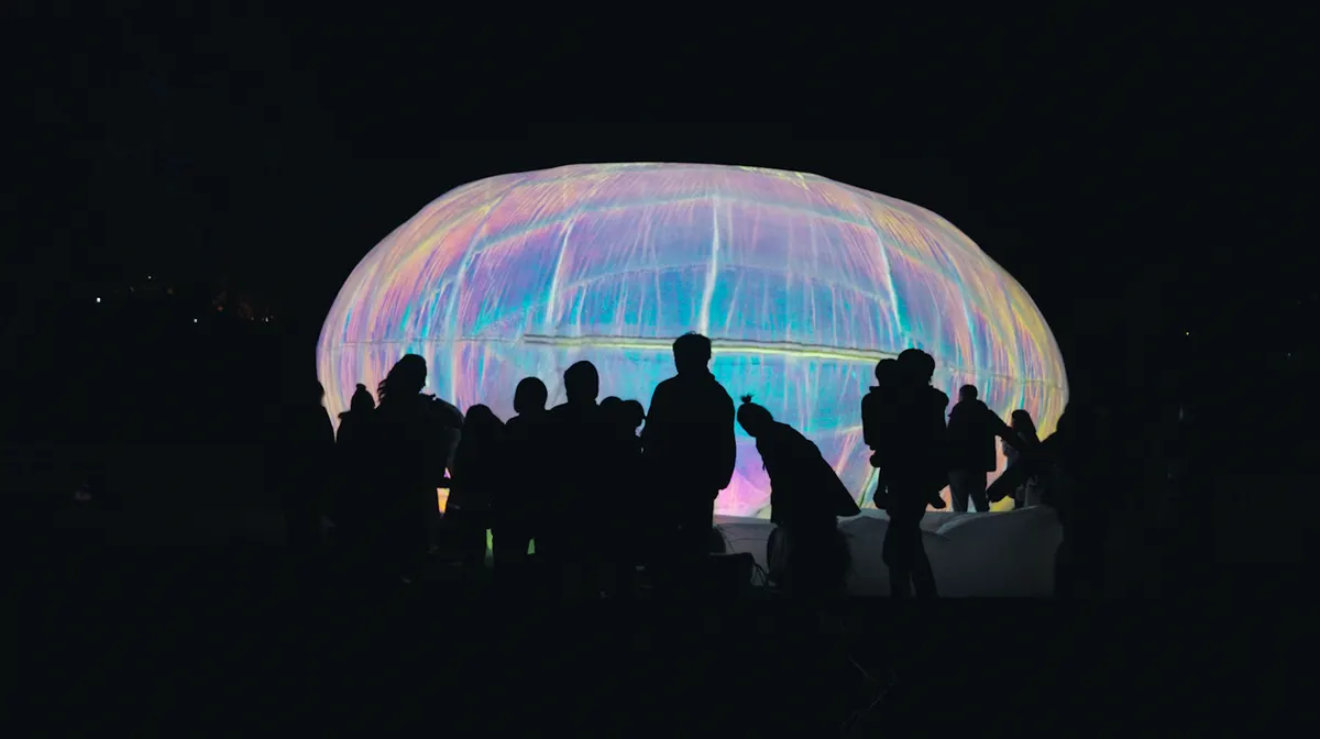 งานติดตั้งทรงกลมโปร่งแสงชื่อ INTER-WORLD SPHERE ที่เล่นกับอากาศ น้ำ และแสง