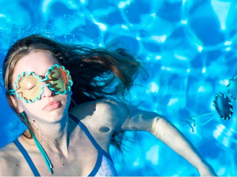 Water Glasses หลายสีวางเรียงกันให้เห็นรูปทรงเลนส์ที่ไม่สมมาตร