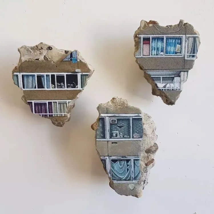 ผลงานจากชุด Aylesbury ของ Harriet Mena Hill ที่วาดอาคารลงบนวัสดุจากการรื้อถอน