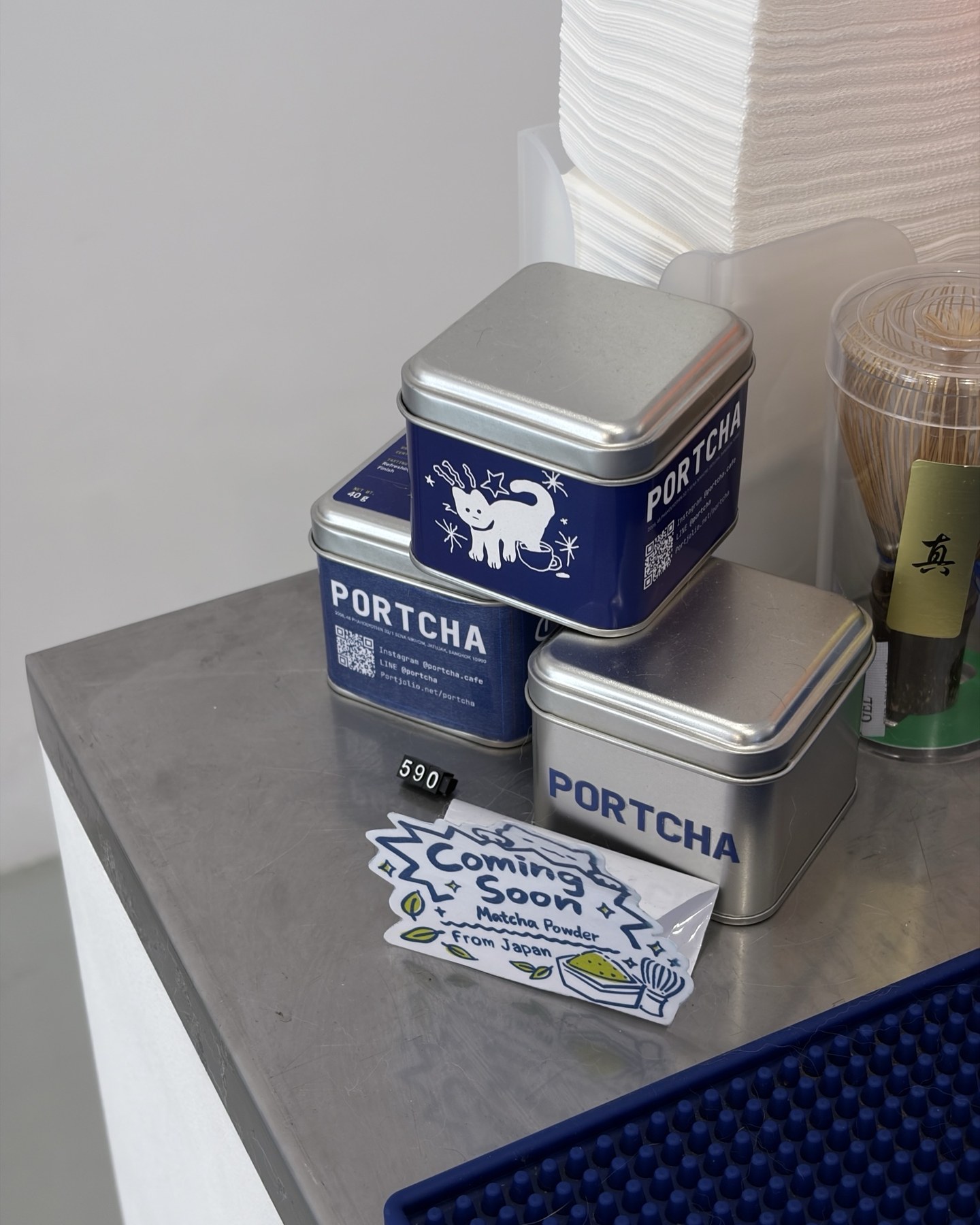 กระป๋องเหล็ก PORTCHA สามใบ ป้ายราคา 590 และป้าย Coming Soon Matcha Powder From Japan