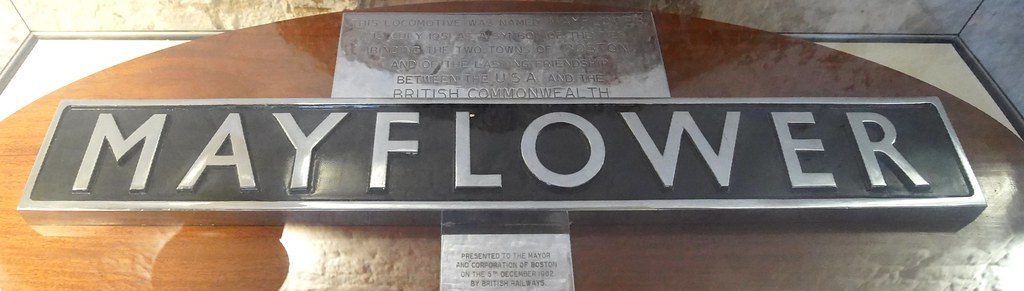 แผ่นป้ายชื่อ MAYFLOWER จากหัวรถจักร LNER รุ่น B1 ตัวอักษรโลหะนูนขึ้นรูปตามแบบ Gill Sans