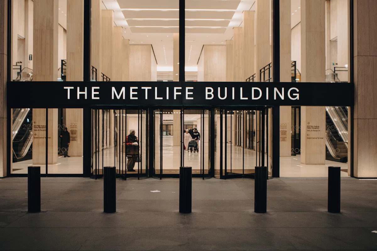 ทางเข้าอาคาร MetLife ย่านมิดทาวน์แมนฮัตตัน อาคารสำนักงานแบบที่เป็นแหล่งอ้างอิงของ Gotham
