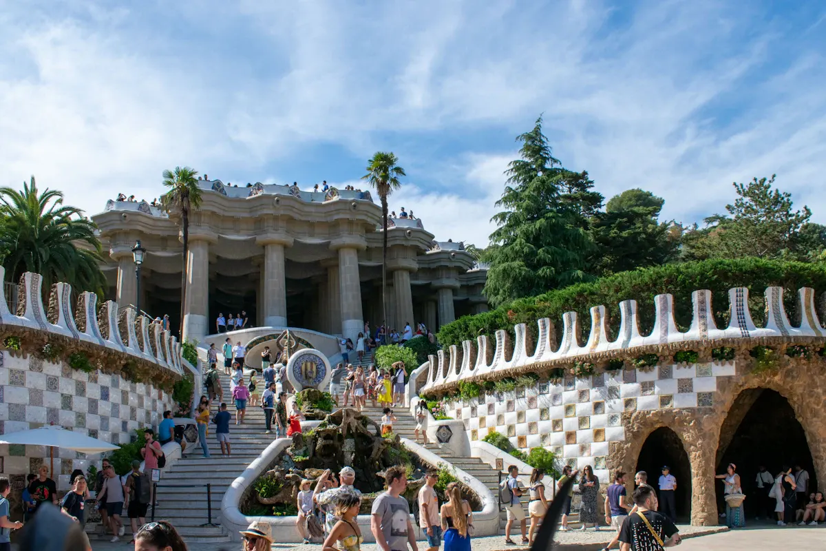 ม้านั่งกระเบื้องโมเสกโค้งยาวที่ Park Güell ผลงานของเกาดีและ Josep Maria Jujol