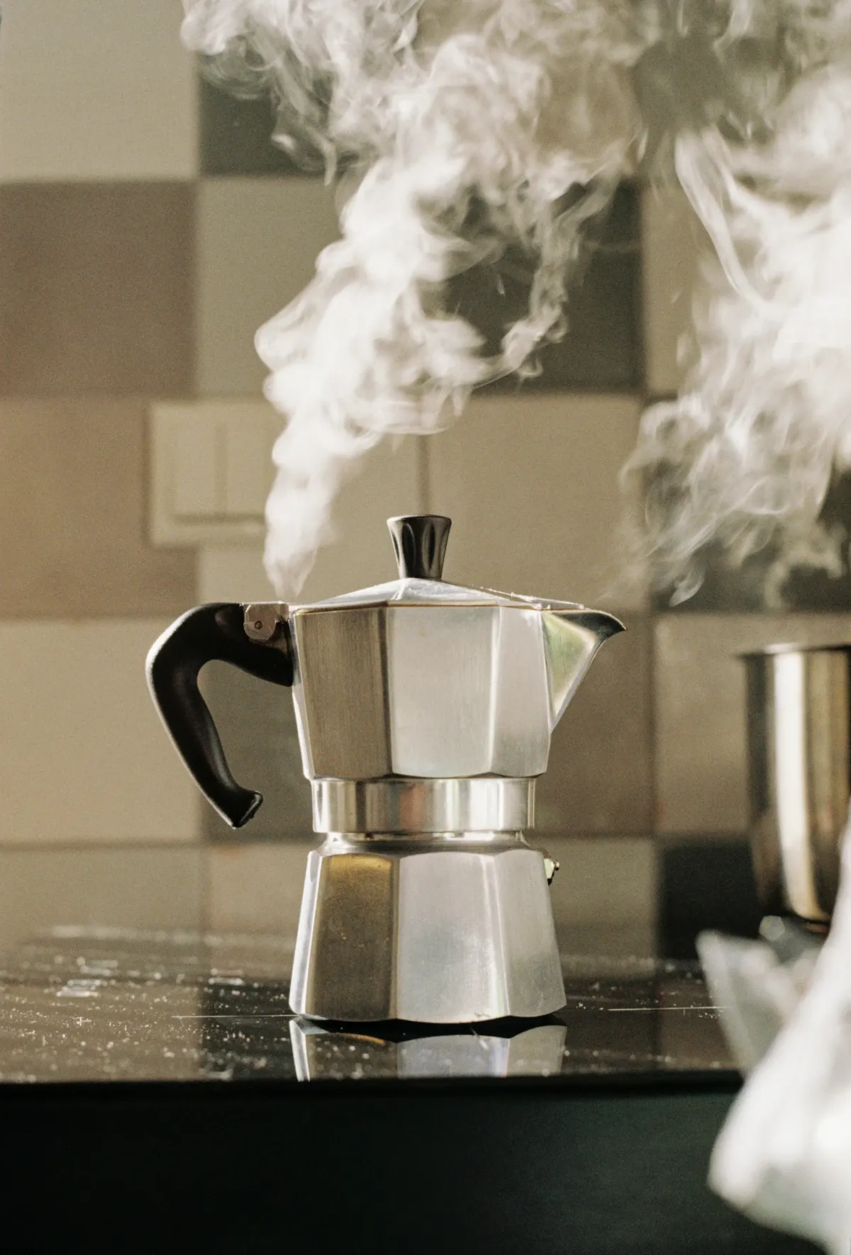 มอคค่าพอตบนเตาแก๊ส กาแฟกำลังเดือดขึ้นสู่ส่วนบน