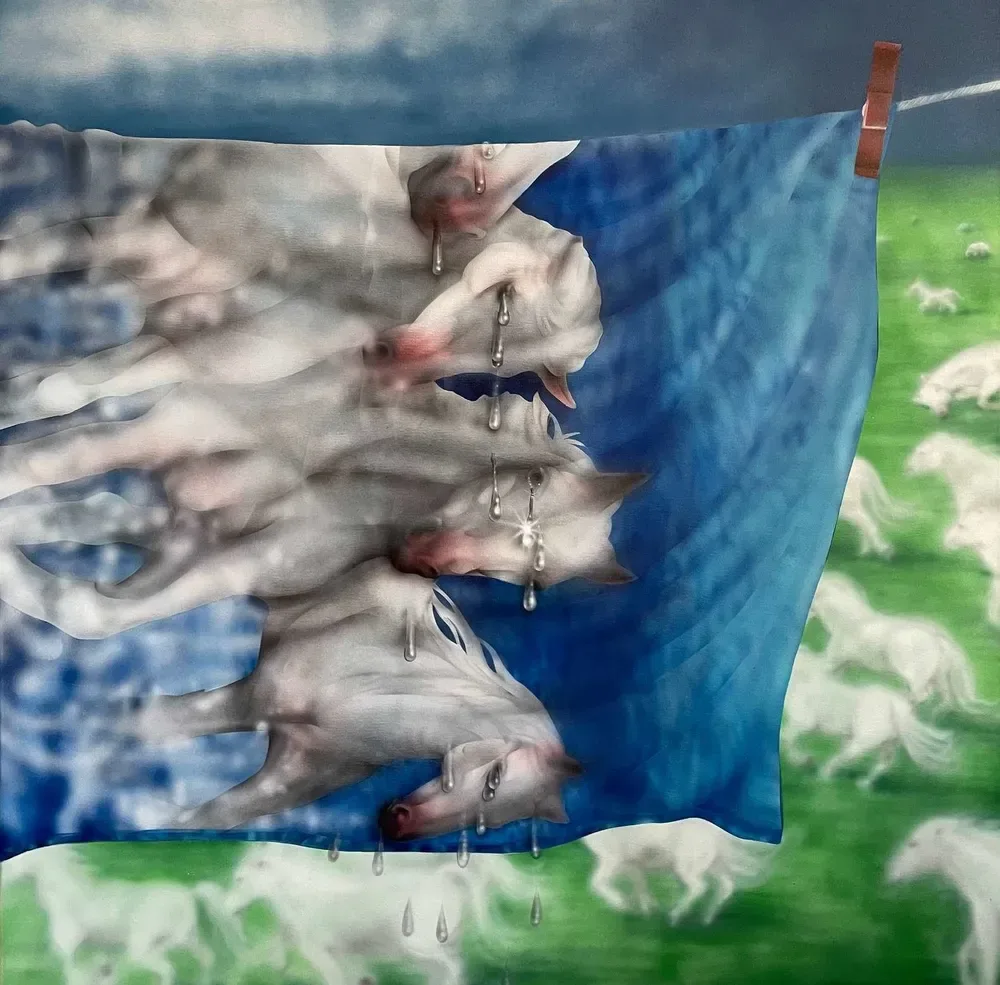 ผลงาน All the White Horses ภาพผ้าที่ตากอยู่บนราวกับม้าขาวในทุ่ง