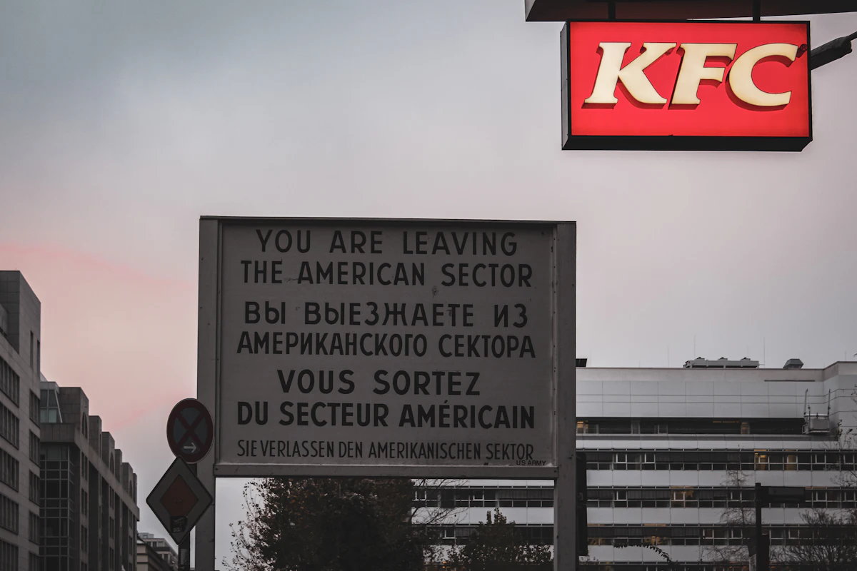 ป้าย KFC ติดอยู่ด้านข้างอาคารในกรุงเบอร์ลิน เยอรมนี
