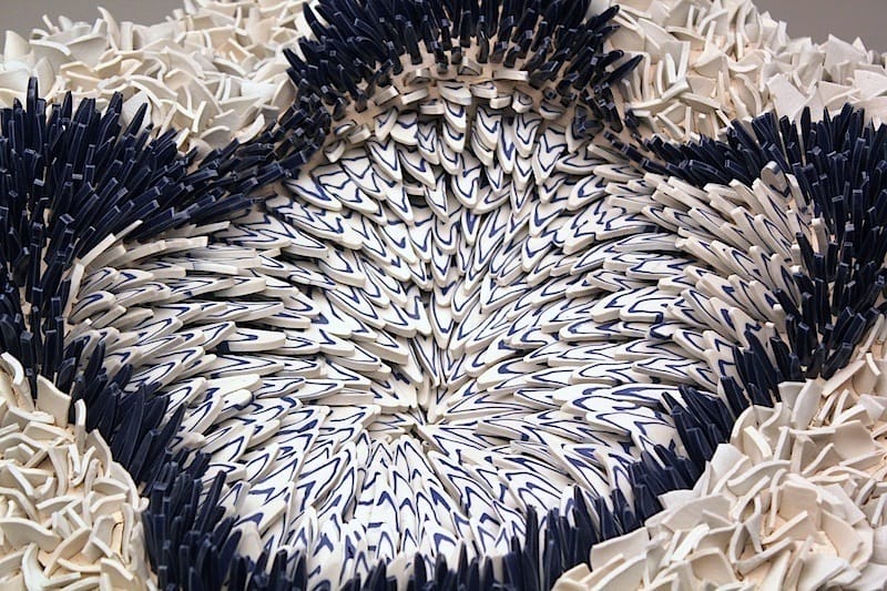 ประติมากรรมเซรามิกขนาดใหญ่ตั้งในพื้นที่จัดแสดง เห็นสเกลของงาน ผลงาน Zemer Peled