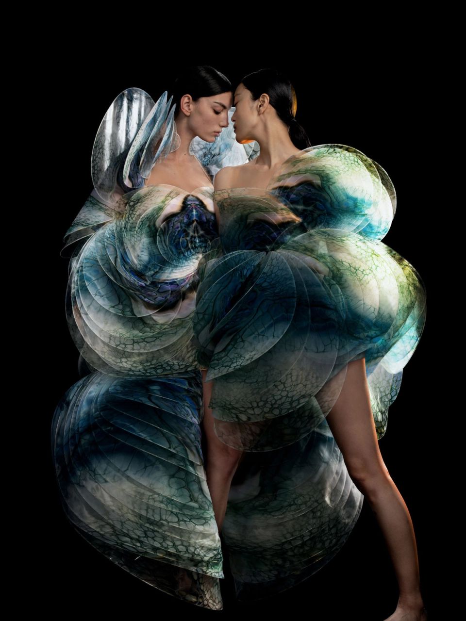 Iris van Herpen ชุด couture สีน้ำเงินเขียวจากนิทรรศการ Sculpting the Senses