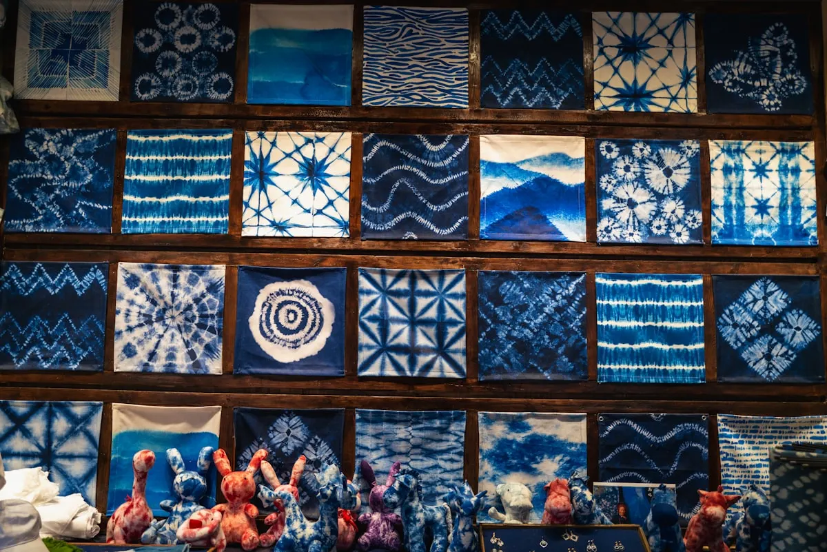 ผ้า shibori ย้อมครามแบบดั้งเดิมของญี่ปุ่น จัดแสดงเป็นตาราง