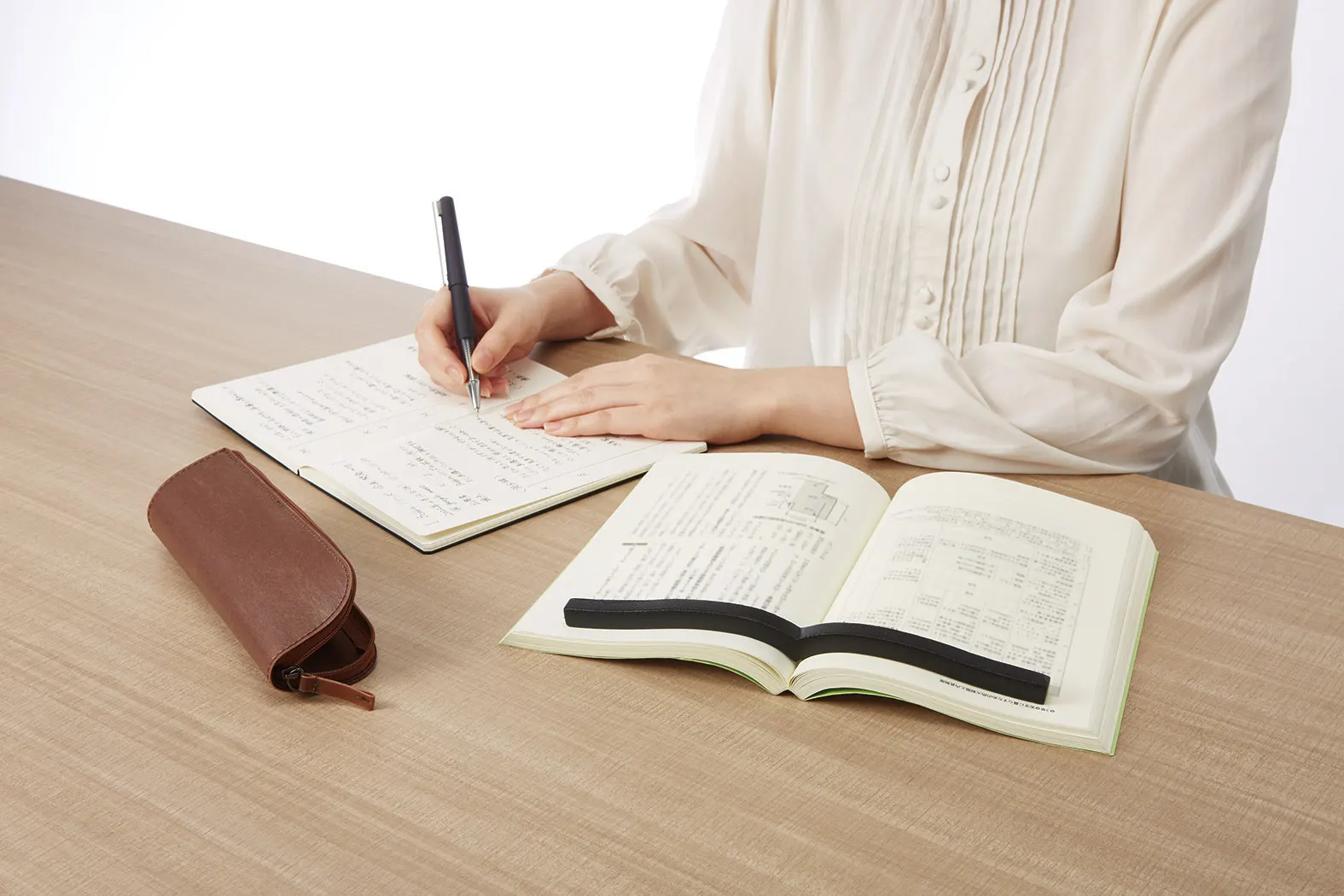 การใช้ที่ทับหนังสือ 本に寄り添う文鎮 ถ่วงหน้าหนังสือให้เปิดค้างระหว่างอ่าน