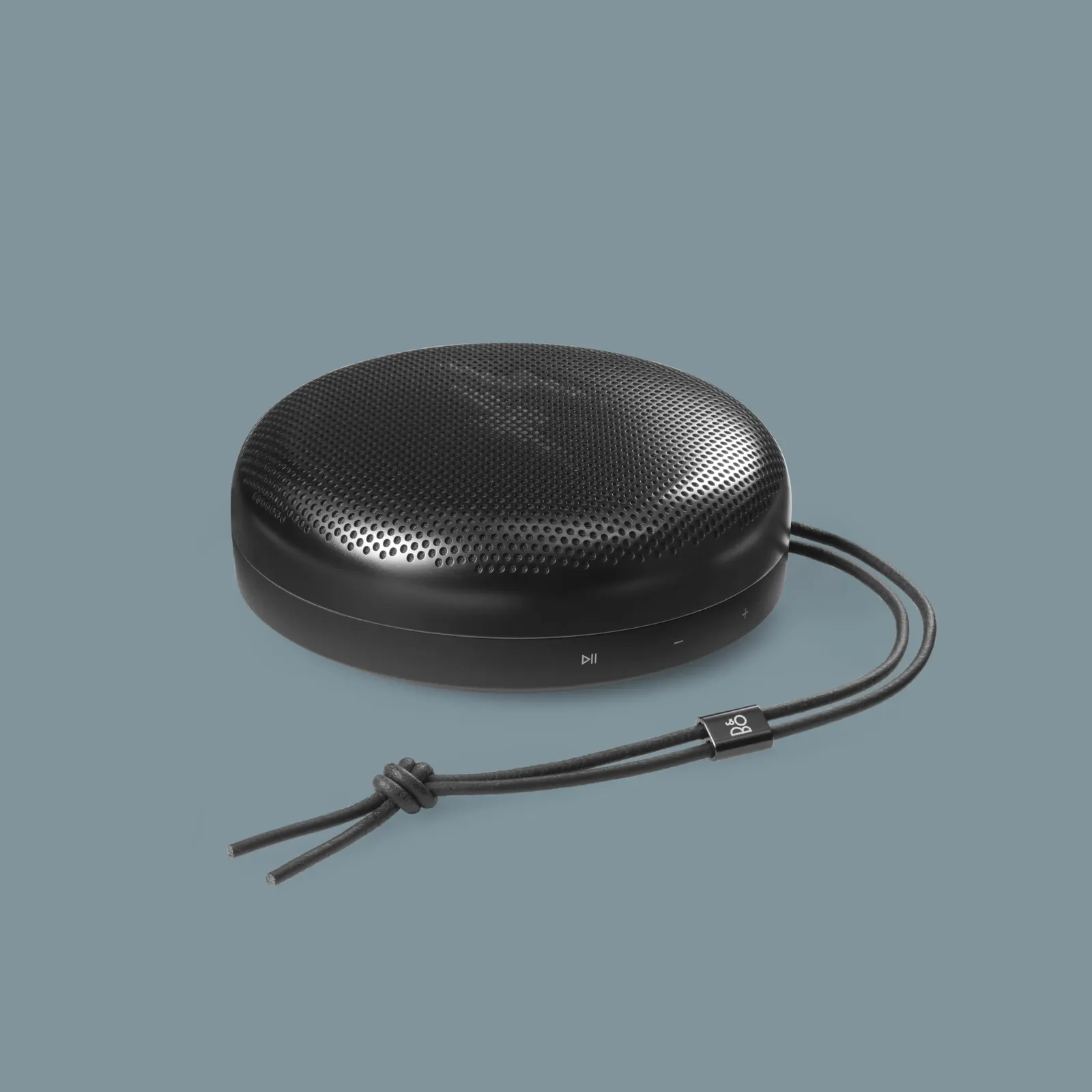 Bang & Olufsen x Fragment Design Beosound A1 ลำโพงพกพาในสีดำ liquid black