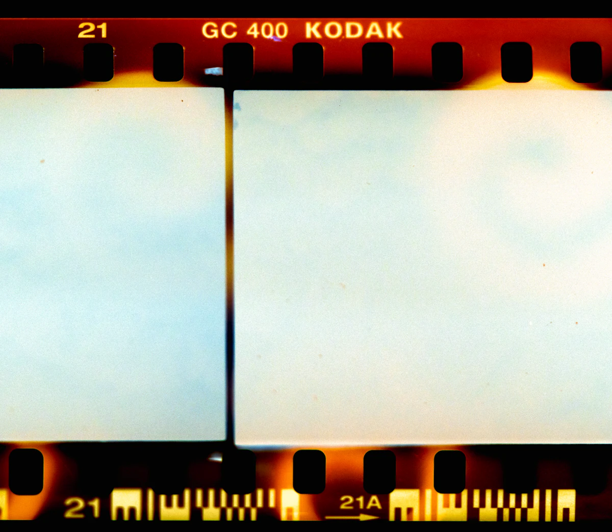 กรอบภาพโพลารอยด์กับท้องฟ้า