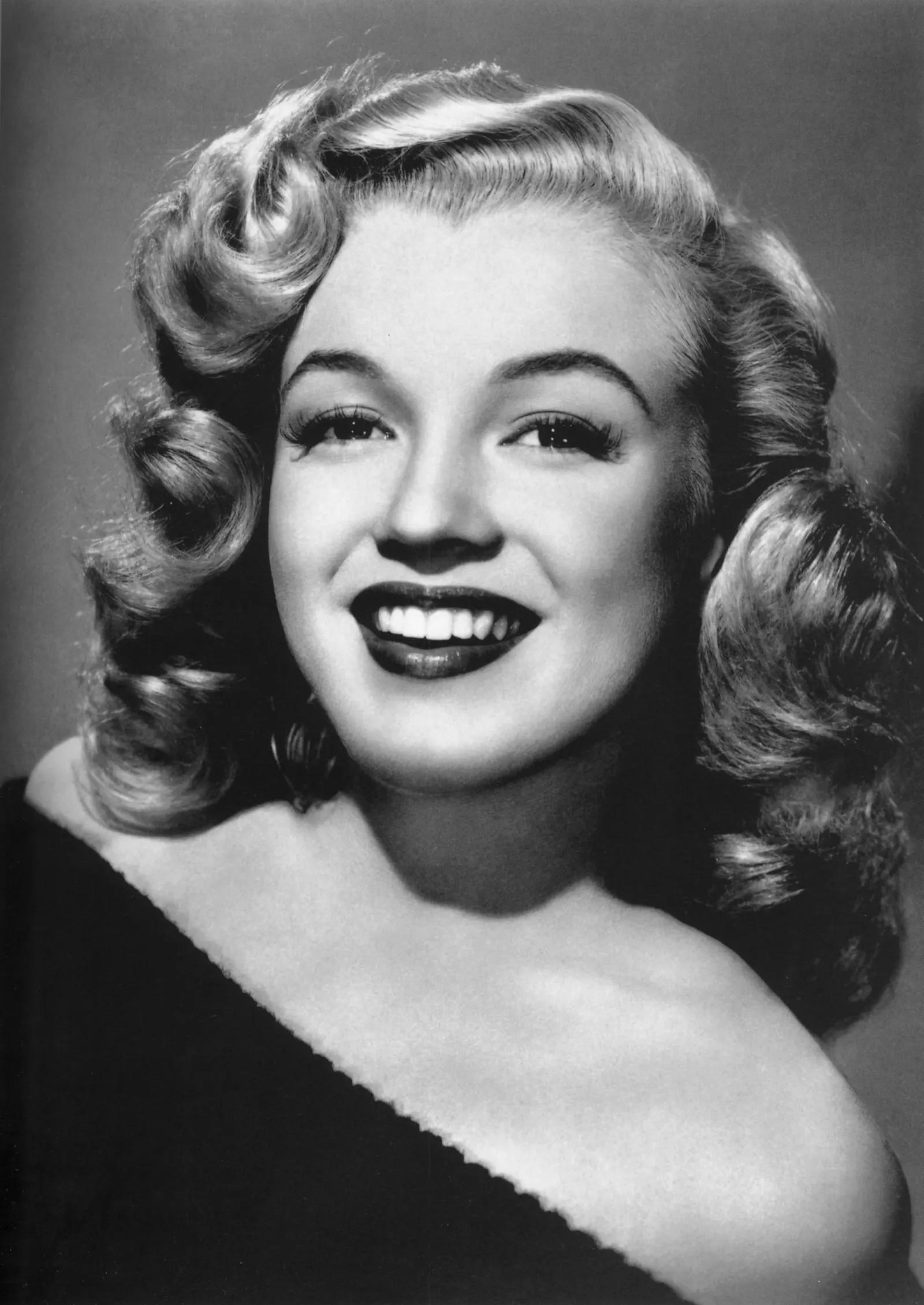 Portrait of young Marilyn Monroe in black and white — Wikimedia Commons