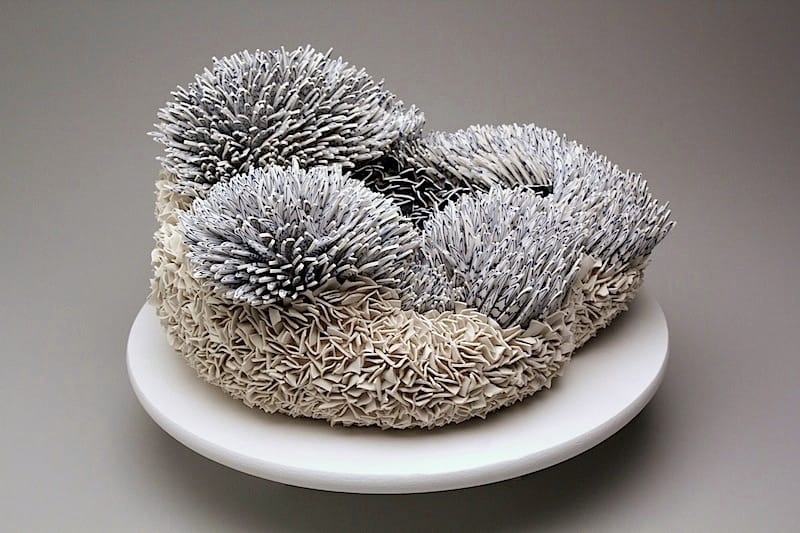 ประติมากรรมเซรามิกทรงอินทรีย์คล้ายดอกไม้และสิ่งมีชีวิตในทะเล ผลงาน Zemer Peled