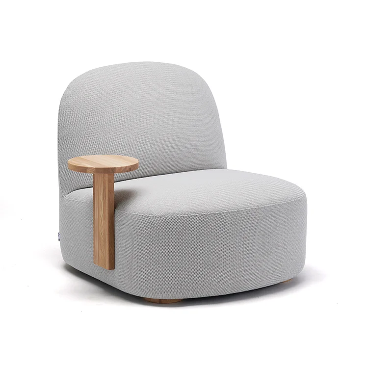 เก้าอี้ Polar Lounge Chair พร้อมโต๊ะข้างจากคอลเลกชัน asics x Karimoku