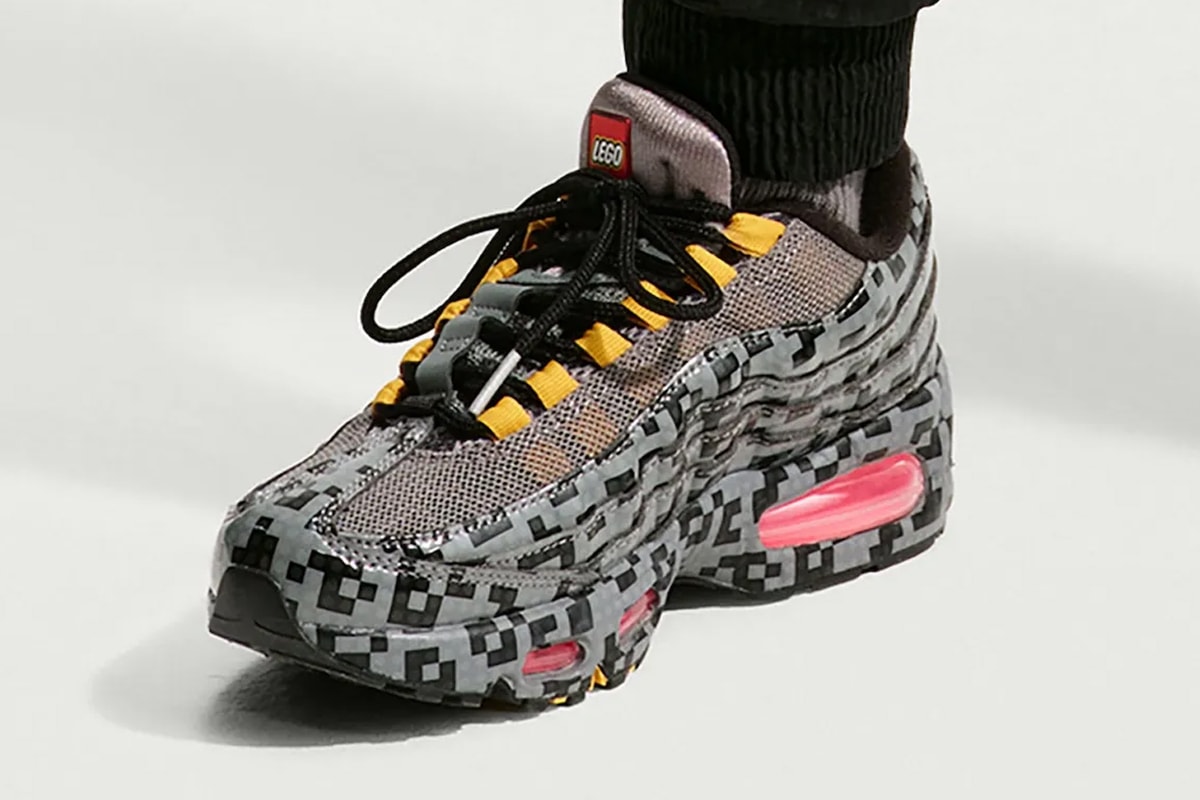 รายละเอียดอัปเปอร์ของ Nike Air Max 95 x LEGO ลายพิกเซลซ้อนชั้นและรูร้อยเชือกสีทอง