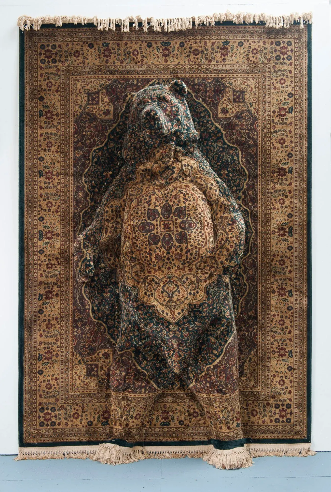 ประติมากรรมหมีหุ้มพรมเปอร์เซีย ผลงาน Persian Bear ของ Debbie Lawson
