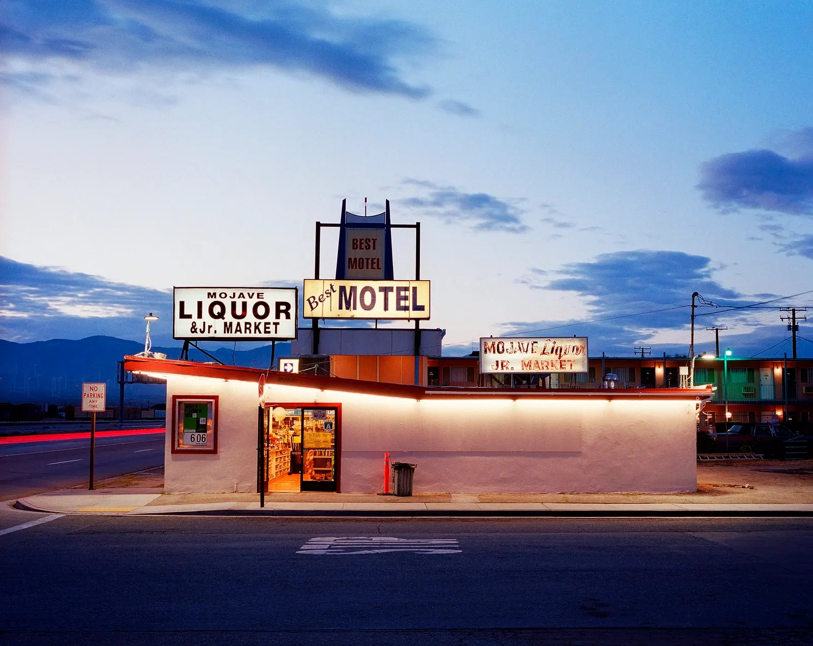 ปั๊มน้ำมันสไตล์เรโทรยามพลบค่ำที่ Mojave แคลิฟอร์เนีย โทนสีอบอุ่น ภาพโดย Rob Hann