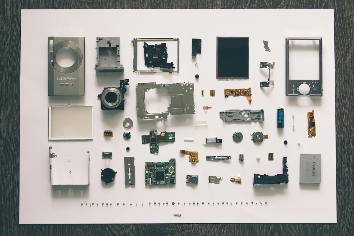 ชิ้นส่วนโมดูลกล้องถ่ายแยกชิ้นวางเรียงแบบ flat lay