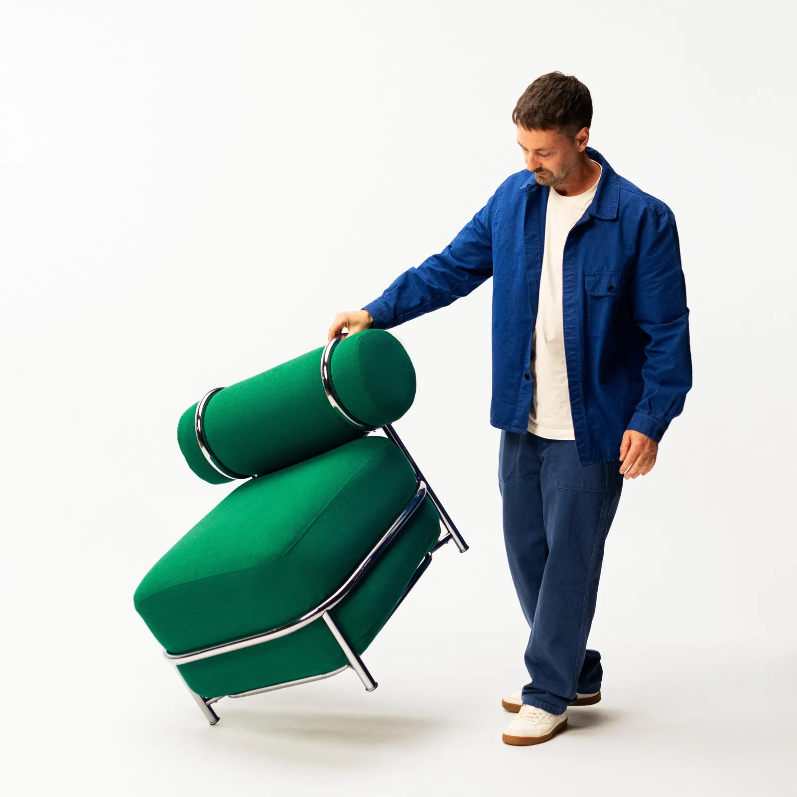 Mikael Axelsson ยกเก้าอี้ IKEA PS 2026 ด้วยมือเดียว แสดงความเบา