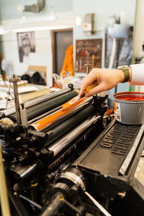 กระบวนการพิมพ์ risograph — หมึกถูกกดลงบนกระดาษ