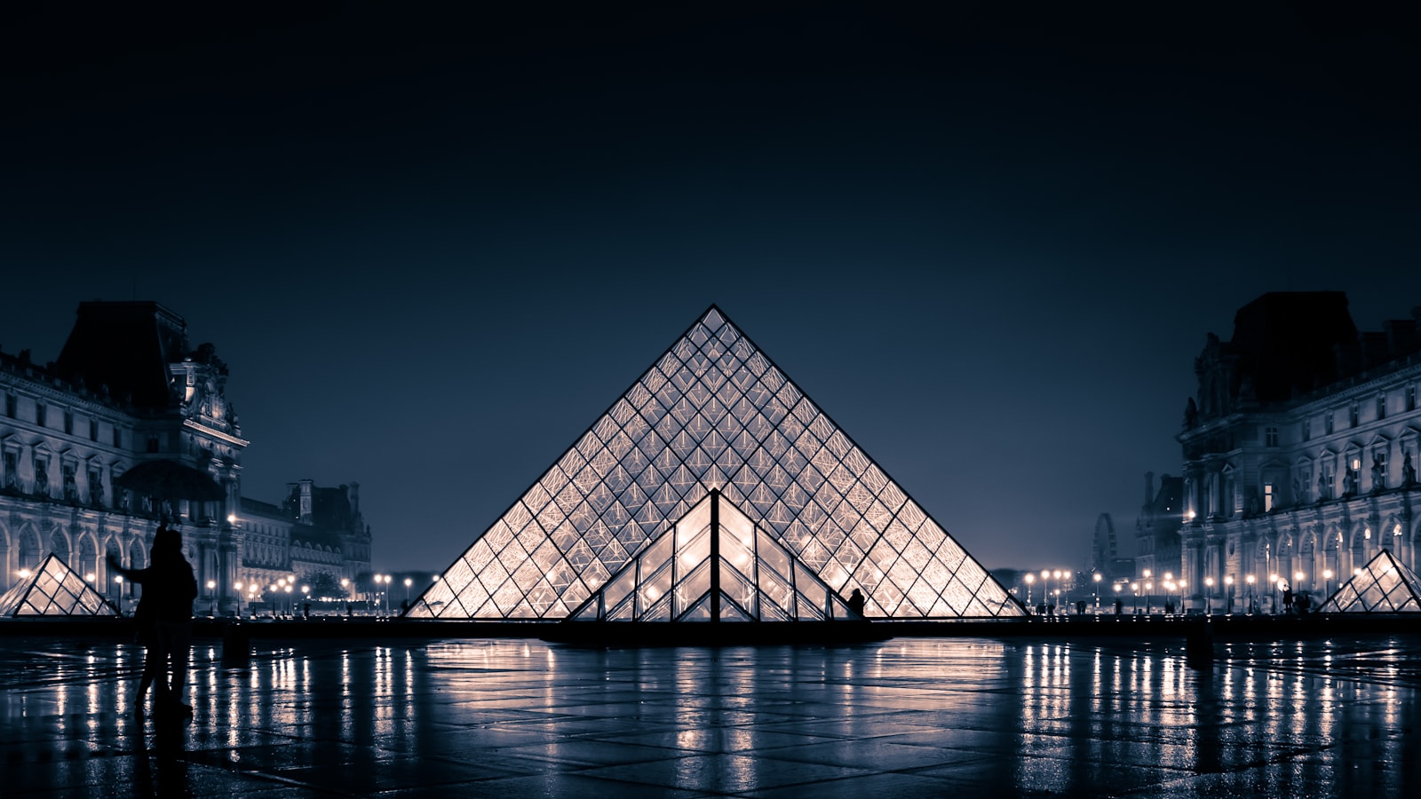 Louvre Museum และพีระมิดแก้วยามค่ำคืน ปารีส