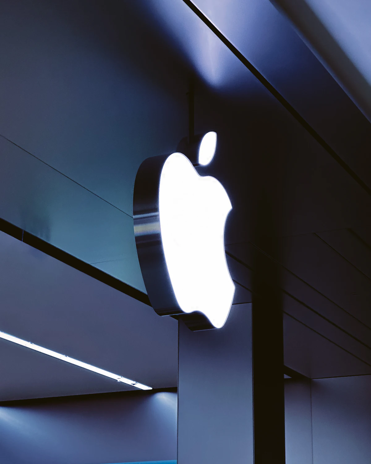 โลโก้แอปเปิลบนผนังอาคารร้าน Apple รูปผลไม้ที่ถูกกัดไปหนึ่งคำ