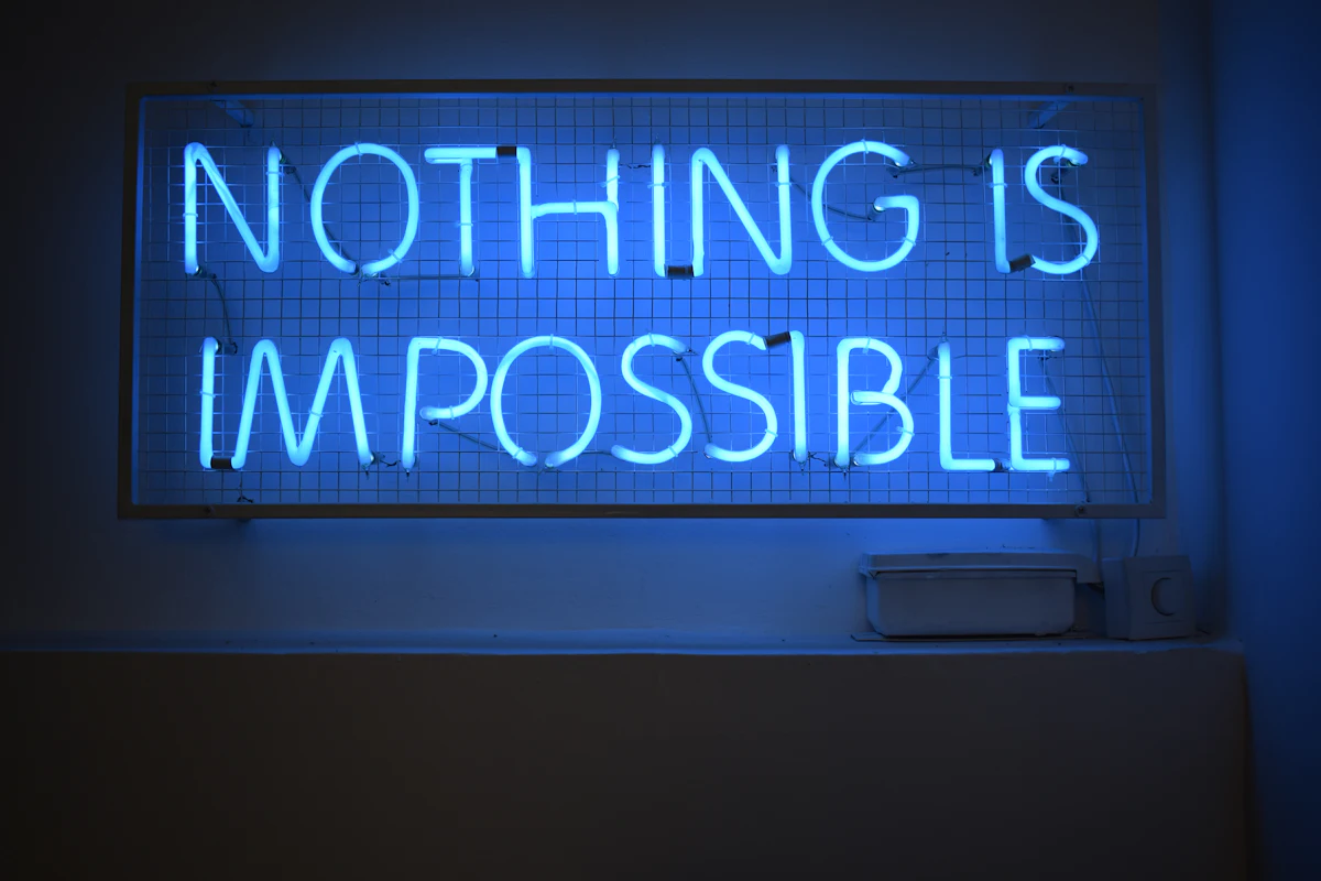 ป้ายนีออนคำว่า Nothing is impossible บนกำแพง