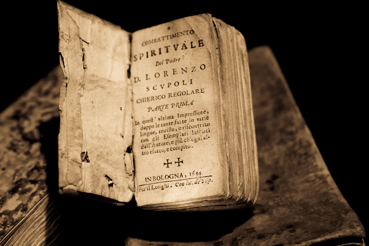 หนังสือเก่าที่เปิดกางออกให้เห็นการเรียงตัวอักษร