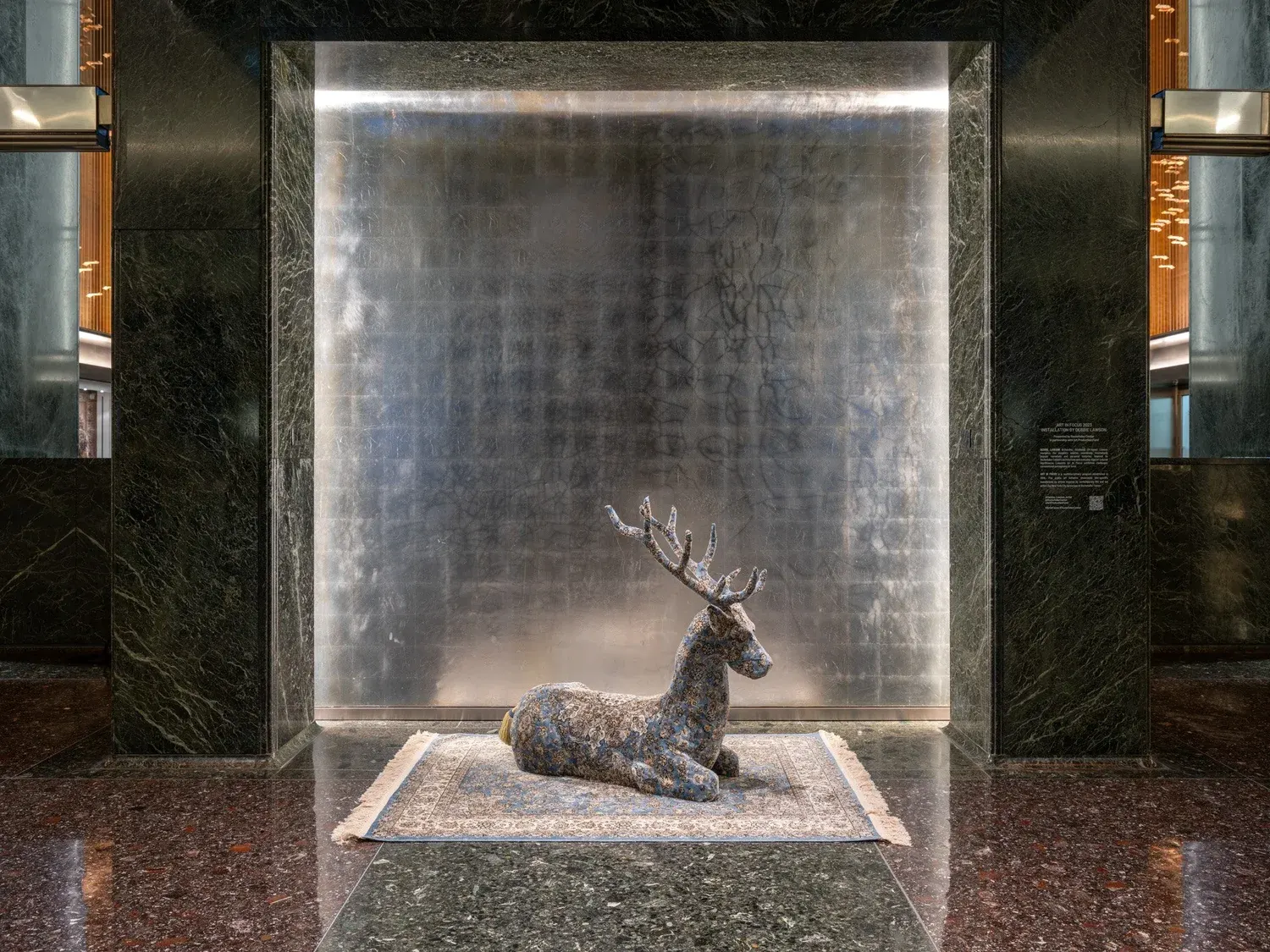 ประติมากรรมกวางนั่งหุ้มพรมเปอร์เซีย ผลงาน Seated Stag ของ Debbie Lawson