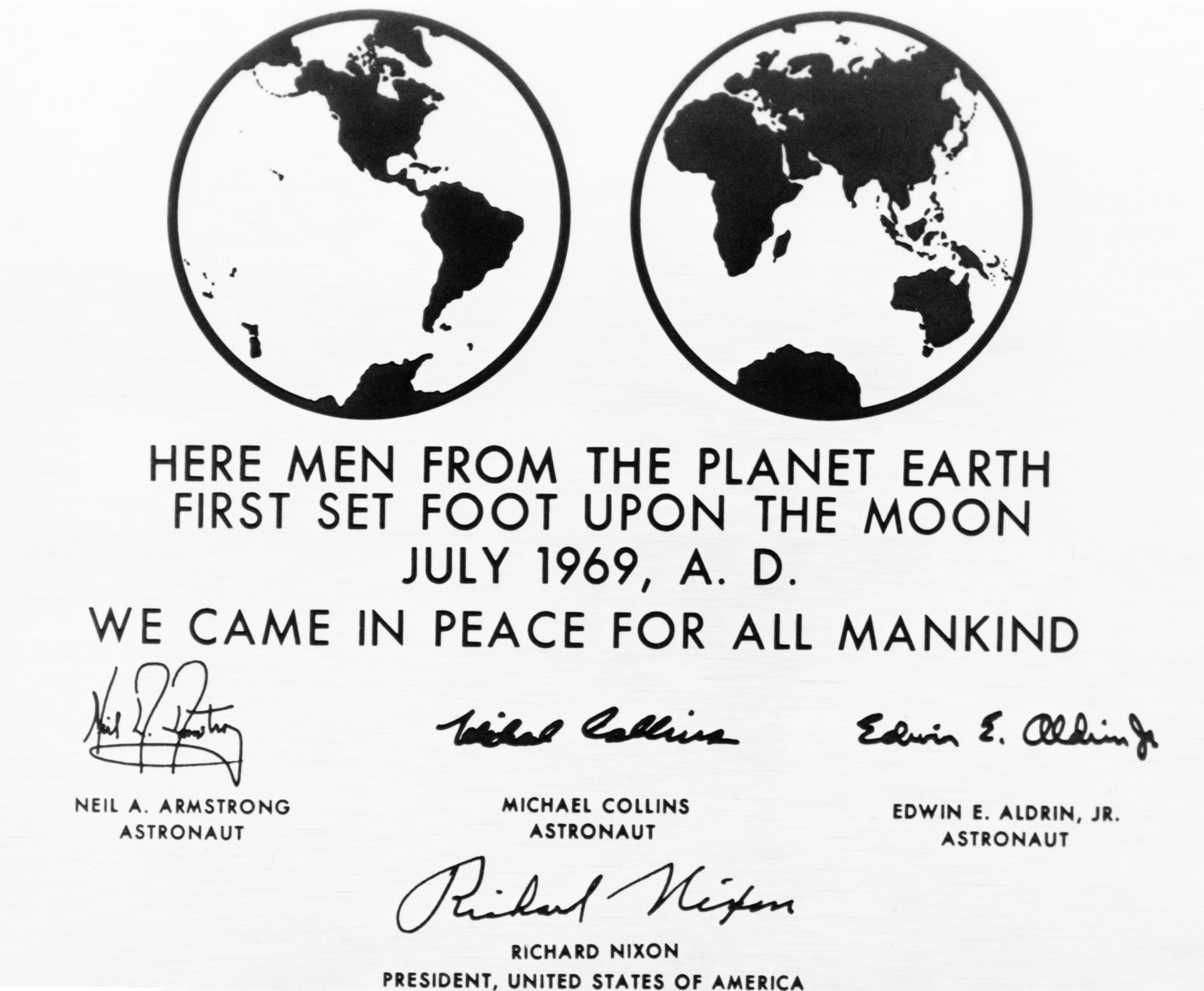 ภาพระยะใกล้ของแผ่นป้าย Apollo 11 ก่อนติดตั้ง เห็นตัวอักษร Futura ชัดเจน