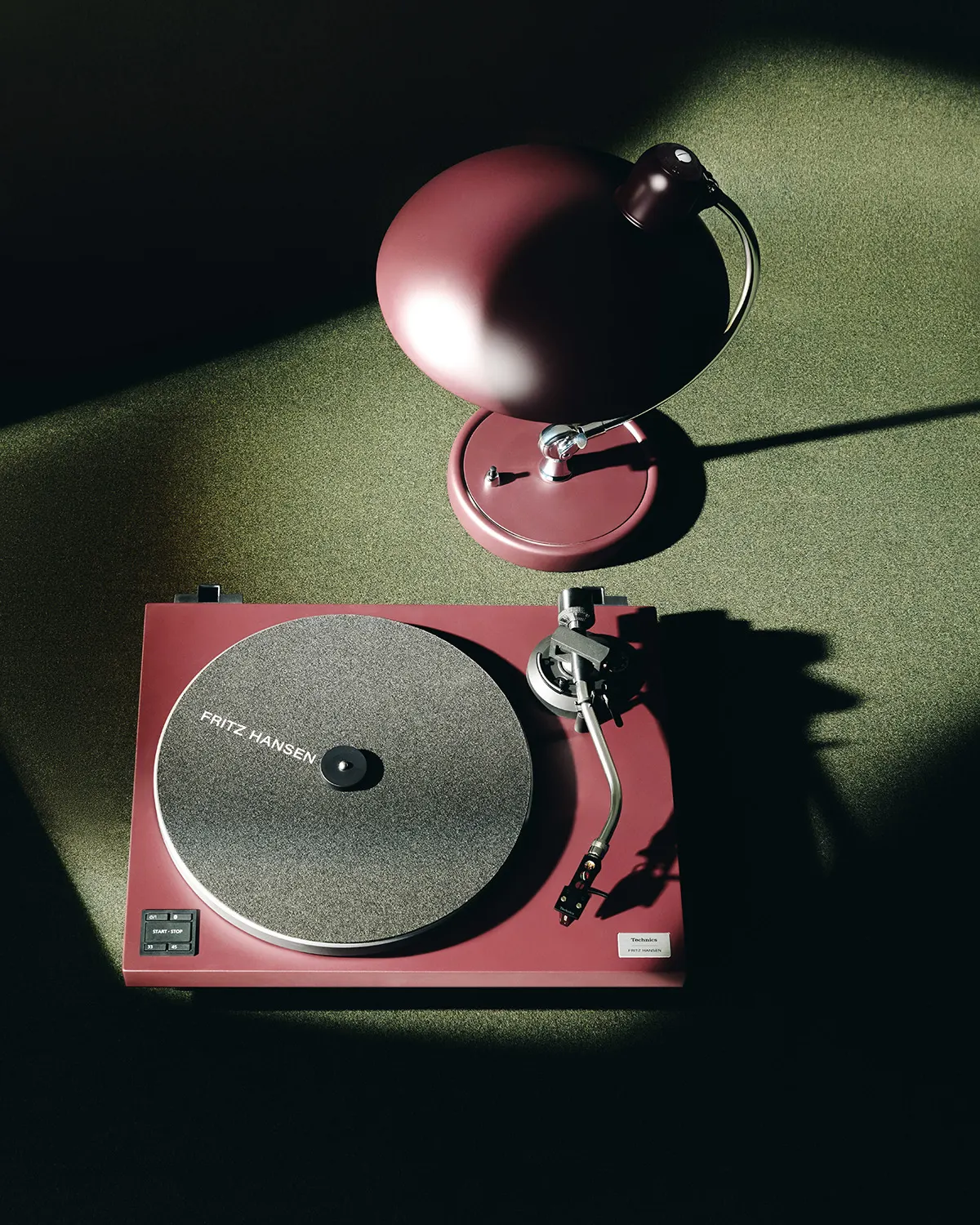 โคมไฟ Kaiser Idell 6631-T สีเบอร์กันดีในงาน collaboration Fritz Hansen x Technics