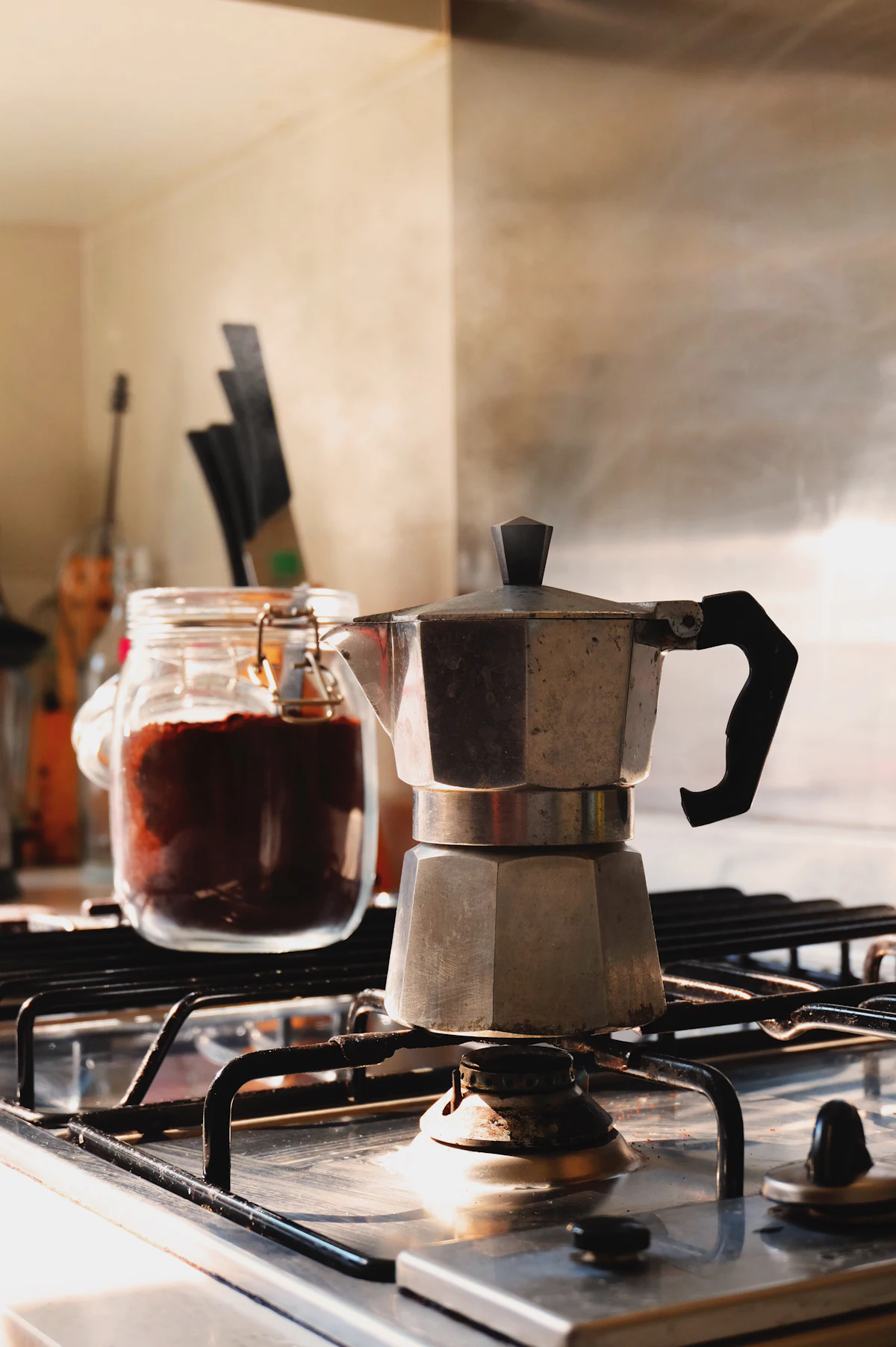 มอคค่าพอตบนเตาพร้อมไอกาแฟลอยขึ้น บรรยากาศครัวเรียบง่าย