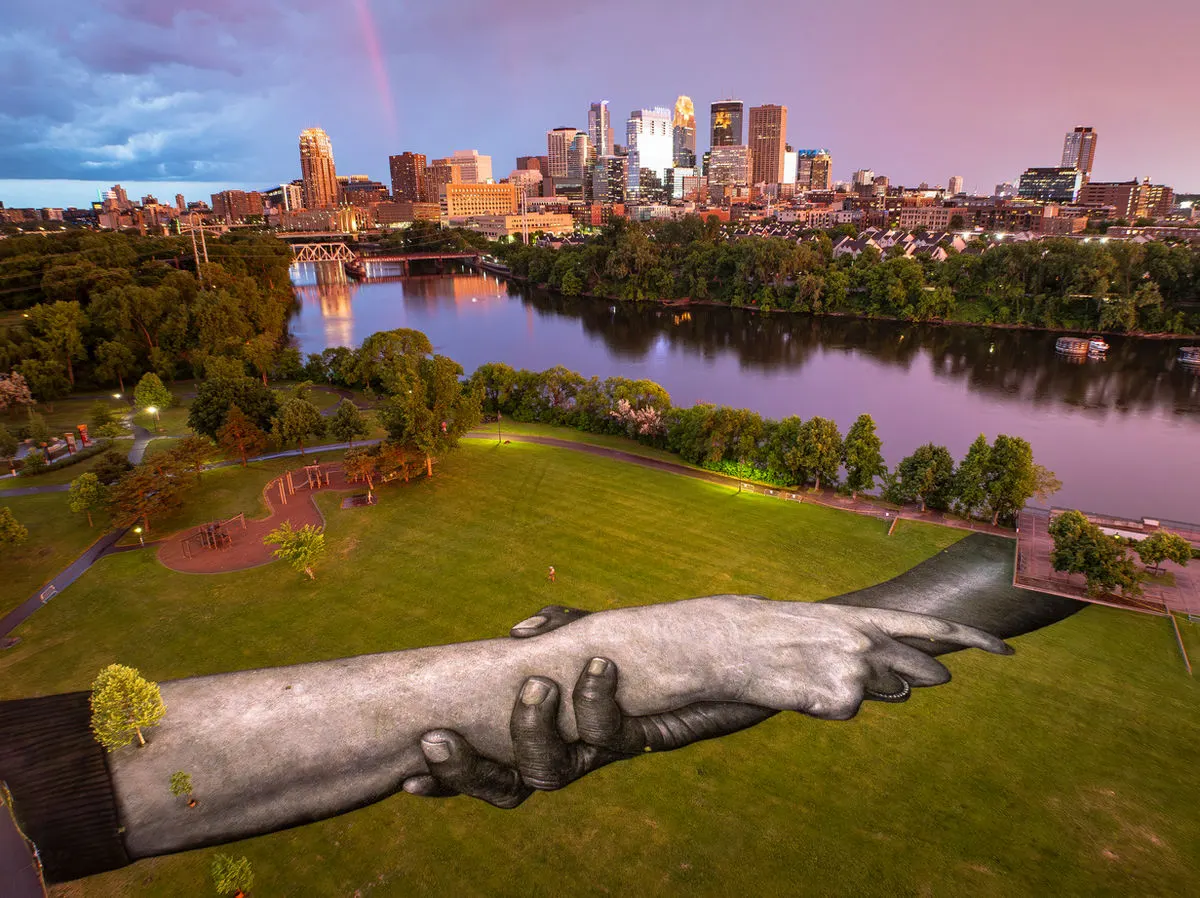 ภาพมุมสูงของจิตรกรรมบนหญ้า SAYPE ในซีรีส์ Beyond Walls