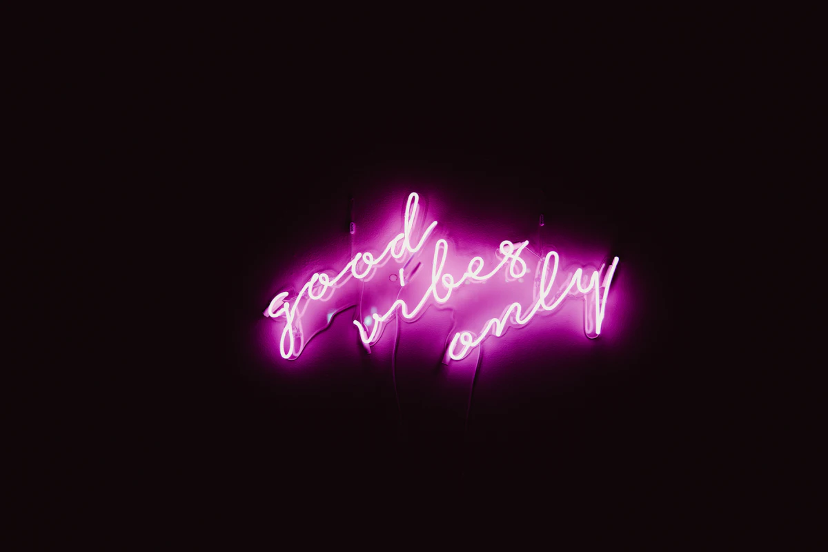 ป้ายนีออนคำว่า Good vibes only เรืองแสงสีอบอุ่น