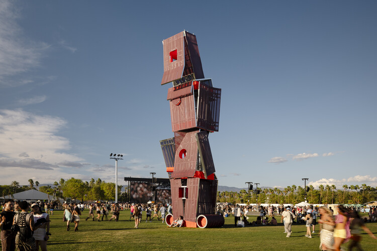 ผลงาน Visage Brut โดย The LADG ที่ Coachella 2026 มวลรูปทรงคล้ายใบหน้าที่ยังปั้นไม่เสร็จ