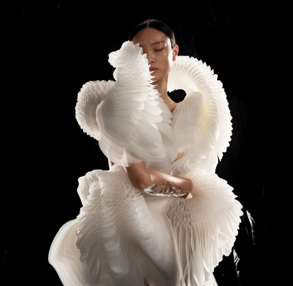 Iris van Herpen ชุด couture สีขาวจากนิทรรศการ Sculpting the Senses ที่ Brooklyn Museum